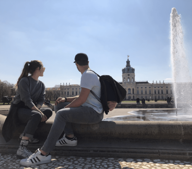Das Foto zeigt einfach-herumgurken am Brunnen vorm Schloss Charlottenburg in Berlin.