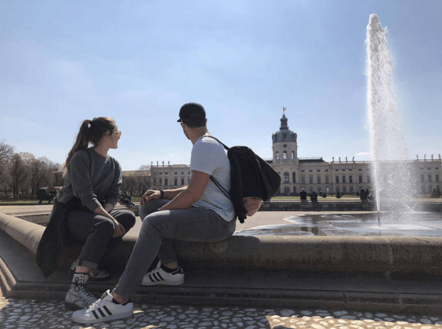 Das Foto zeigt einfach-herumgurken am Brunnen vorm Schloss Charlottenburg in Berlin.