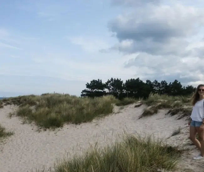 Das Bild zeigt Laura von einfach-herumgurken auf eine Sanddüne in Dänemark.