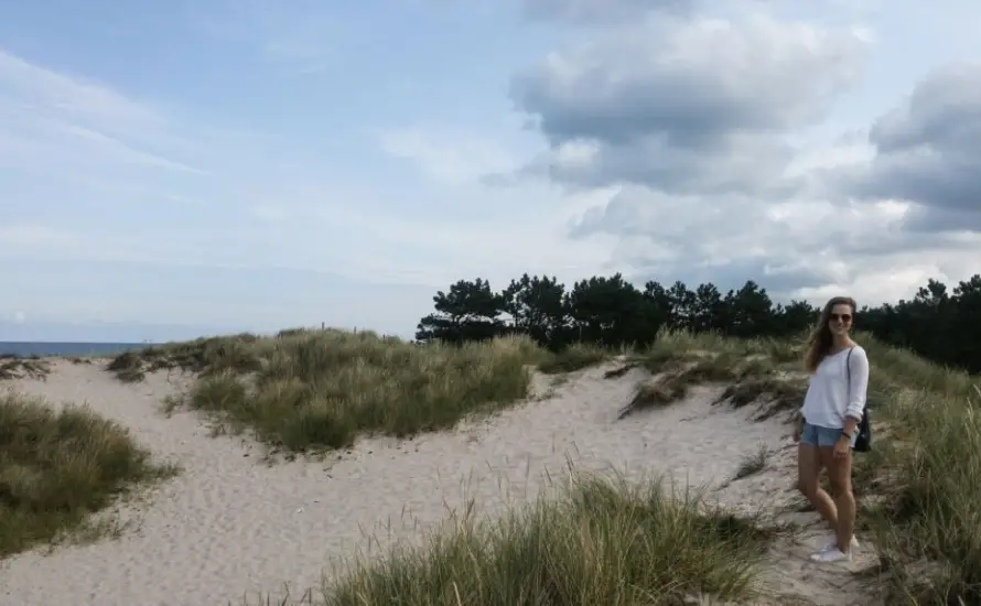 Das Bild zeigt Laura von einfach-herumgurken auf eine Sanddüne in Dänemark.
