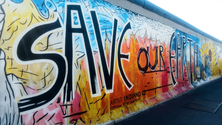 Das Bild zeigt ein Graffiti der East-Side-Gallery in Berlin.