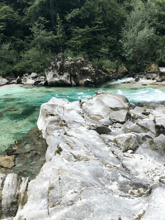 Das Bild zeigt die Soca im Soca-Valley in Slowenien mit ihrem smaragdgrünen Wasser