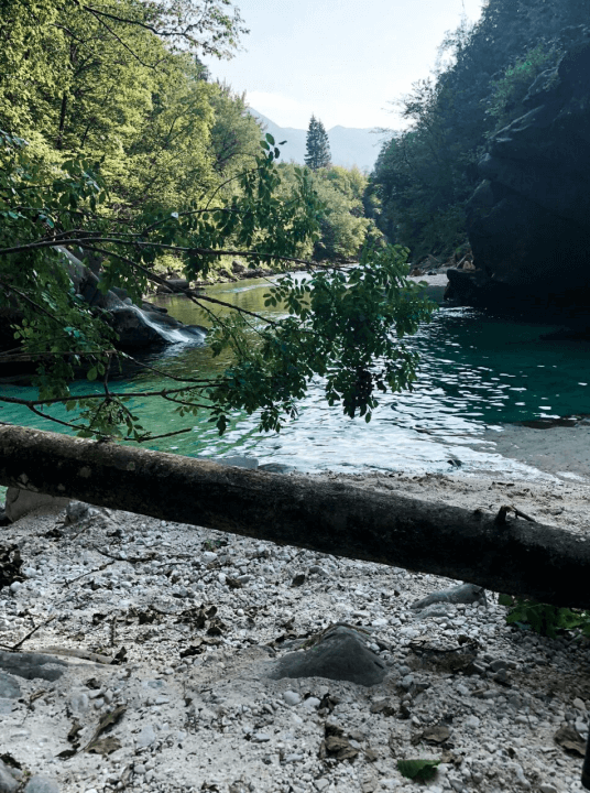 Das Bild zeigt die Soca im Soca-Valley in Slowenien mit ihrem smaragdgrünen Wasser