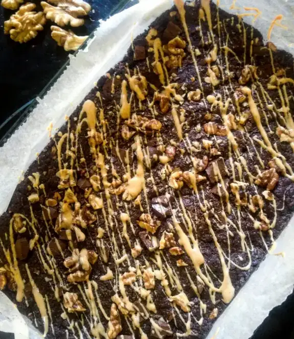 Das Bild zeigt vegane Brownie von einfach-herumgurken.