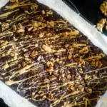 Das Bild zeigt vegane Brownie von einfach-herumgurken.