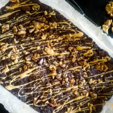 Das Bild zeigt vegane Brownie von einfach-herumgurken.