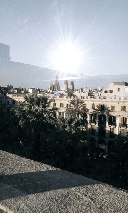 Das Bild überblick den Platz Reial an der Rambla in Barcelona.