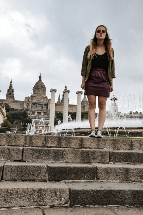 Das Bild zeigt Laura von einfach-herumgurken vor dem Museum in Barcelona.