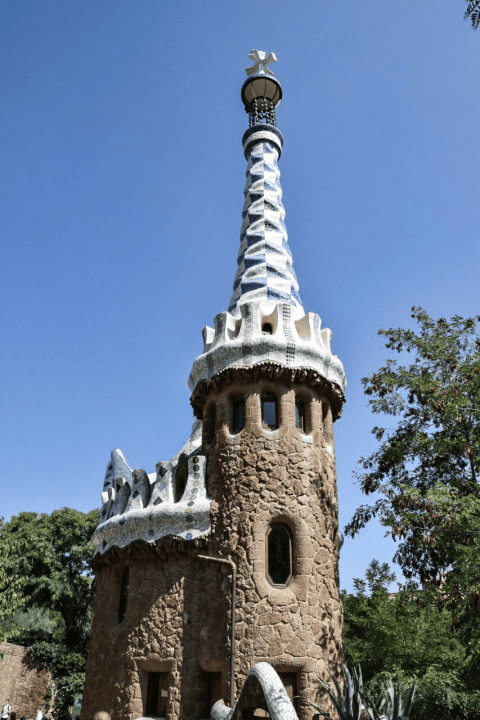 Ein Gebäude im Park Gülle in Barcelona.