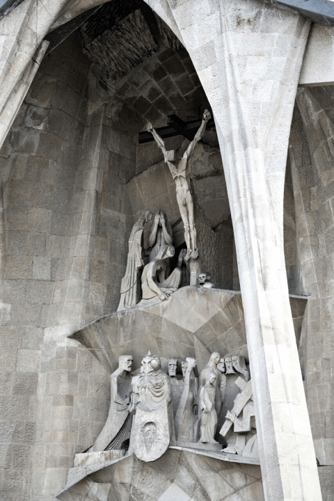 Jesusfigur an der Sagrada Familia in Barcelona