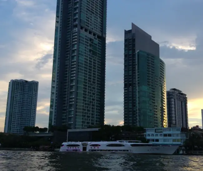 Die Skyline von Bangkok bei Sonnenuntergang.