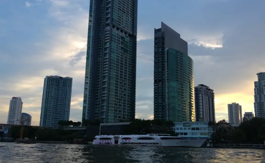 Die Skyline von Bangkok bei Sonnenuntergang.