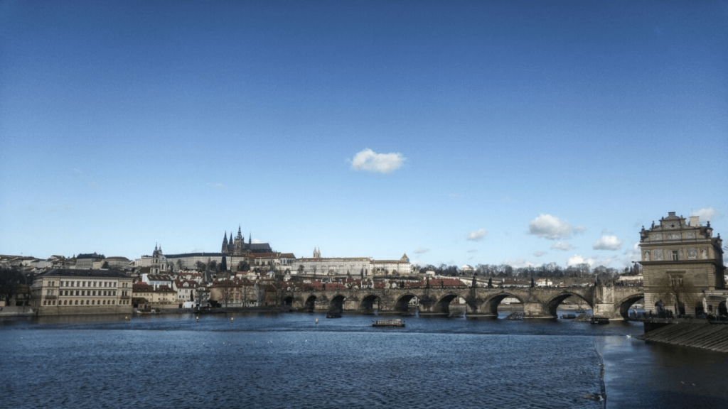 Das Bild zeigt die Prager Altstadt mit der Prager Burg über der Moldau emporragen. 