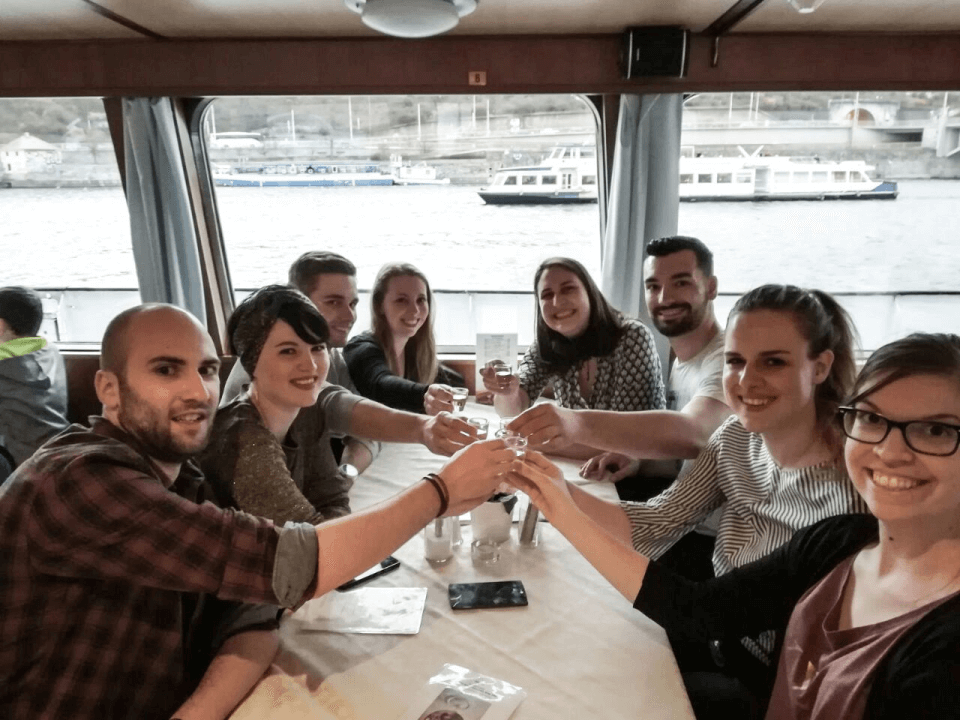 Das Bild zeigt die Reisegruppe bei einer Bootstour auf der Moldau durch Prag.