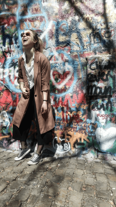 Das Bild zeigt Laura von einfach-herumgurken vor der John Lennon-Mauer in Prag.