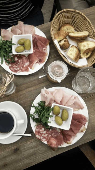 Das Bild dient als Beispielbild für Restaurant- und Lokal-Empfehlungen und zeigt Frühstücksteller und Kaffee-Tassen.