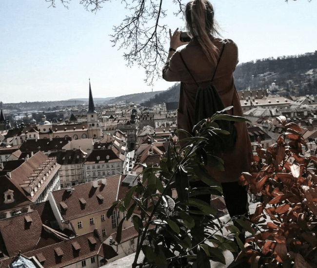 Das Bild zeigt Laura von einfach-herumgurken über der Prager Altstadt.