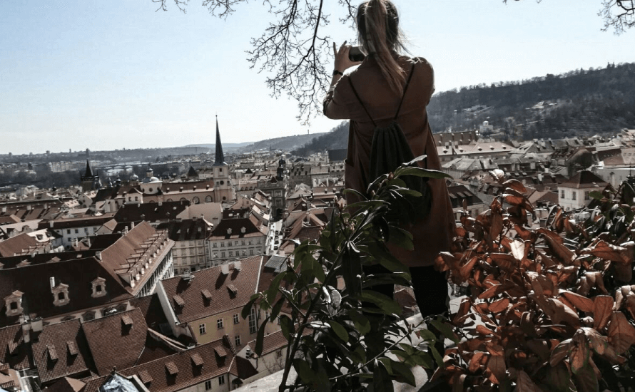 Das Bild zeigt Laura von einfach-herumgurken über der Prager Altstadt.