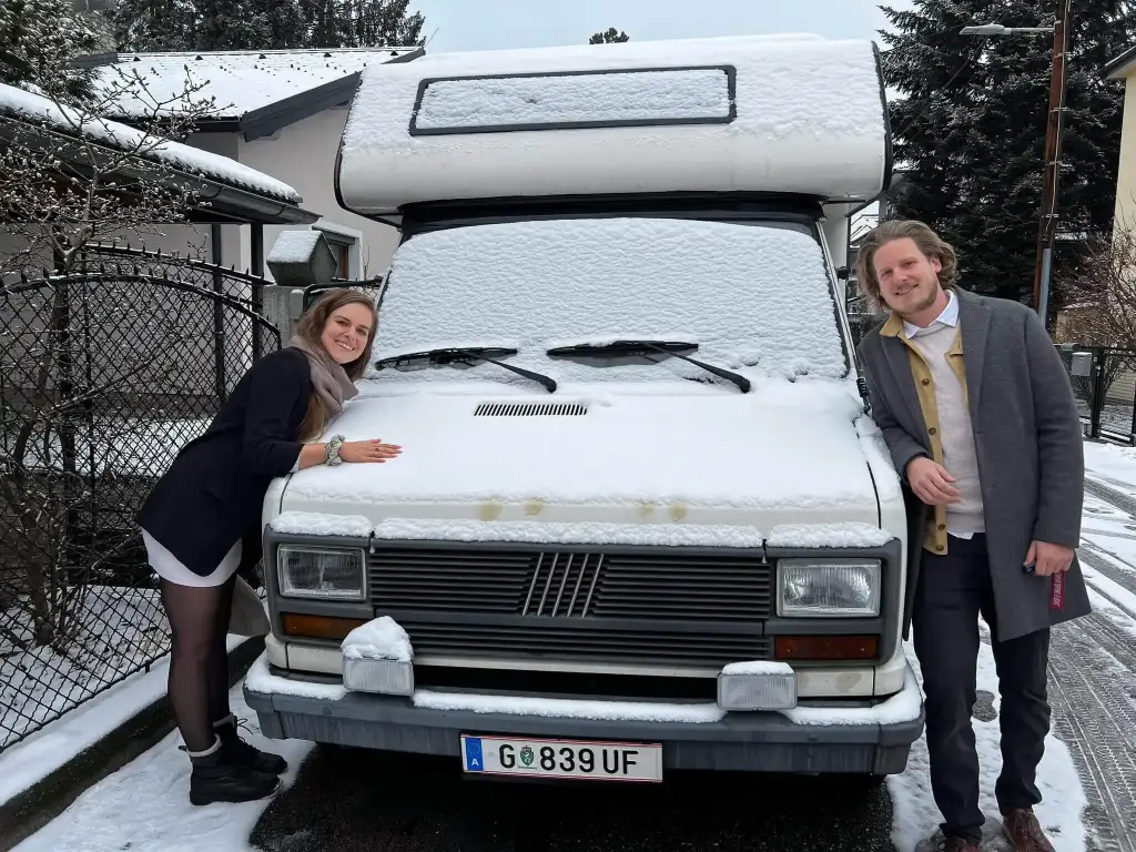 Das Bild zeigt Laura (anotherlivingbeing) und Michael mit ihrem Wohnmobil Gerti.