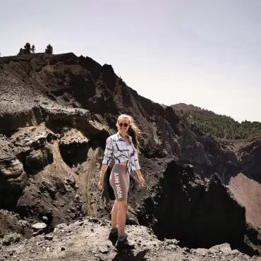 Laura von @einfach.herumgurken am Krater eines Vulkans auf La Palma.