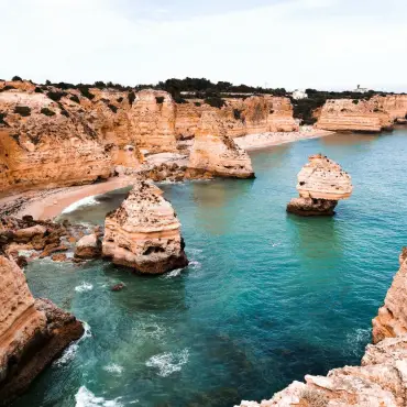 Klippen der Algarve in Portugal