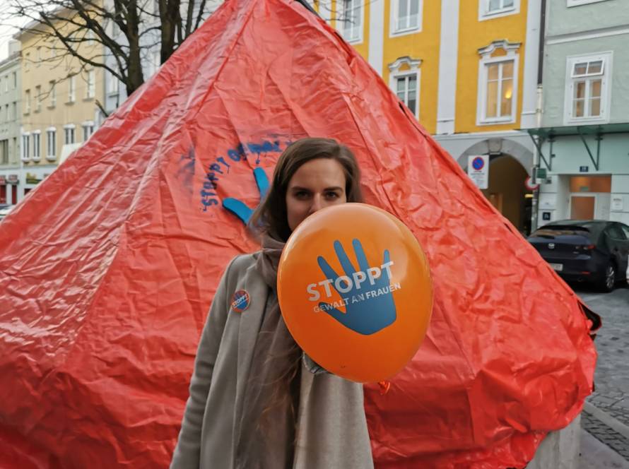 Das Bild zeigt Laura, die Autorin, bei einer Aktion für Gewalt gegen Frauen. Feminismus, Gleichberechtigung, Stoppt Gewalt gegen Frauen.