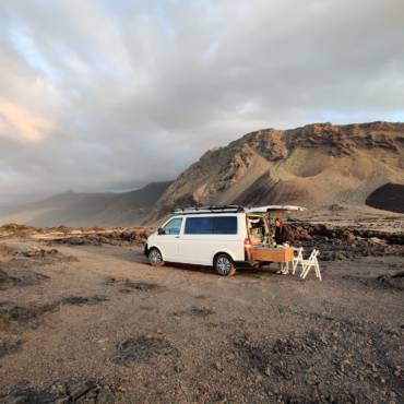 Das Bild zeigt einen VW T5-Campervan in der Wildnis auf den Kanaren. Kochen im Wohnmobil mit einfach-herumgurken.