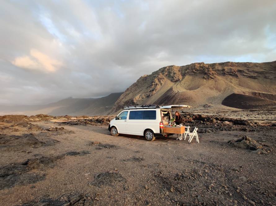 Das Bild zeigt einen VW T5-Campervan in der Wildnis auf den Kanaren. Kochen im Wohnmobil mit einfach-herumgurken.
