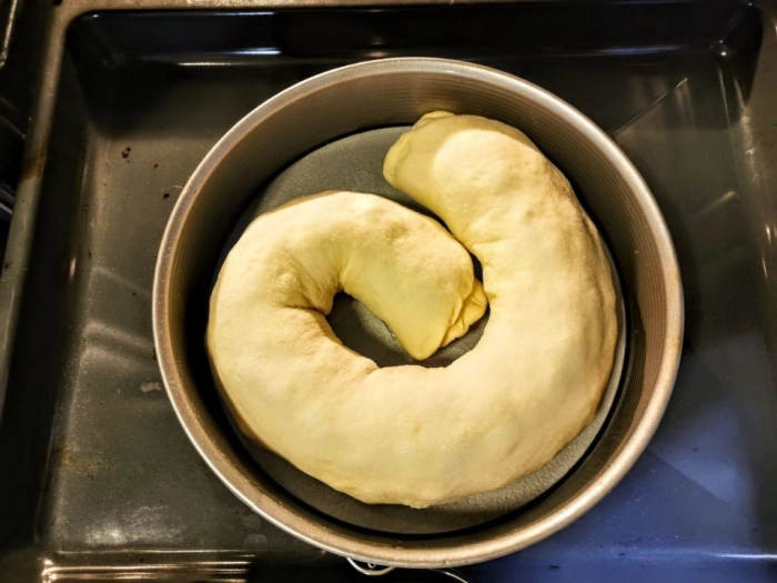Das Bild zeigt den Prozess des Machen eines veganen Kärntner Reindling von einfach-herumgurken.