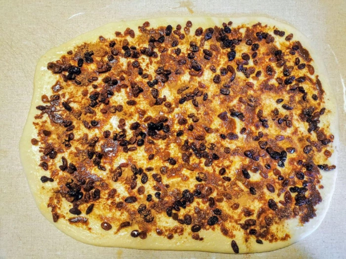Das Bild zeigt den Prozess des Machen eines veganen Kärntner Reindling von einfach-herumgurken.