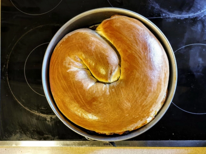 Das Bild zeigt den Prozess des Machen eines veganen Kärntner Reindling von einfach-herumgurken.