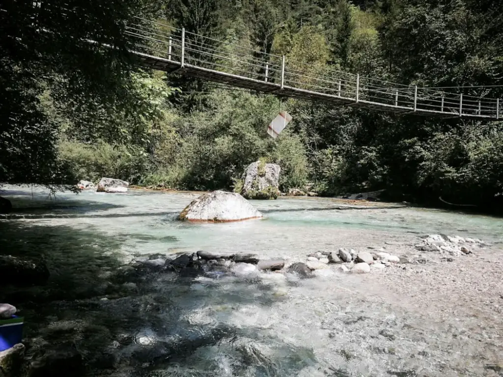 Brücke vom Kajak-Camp Toni über den Fluss
