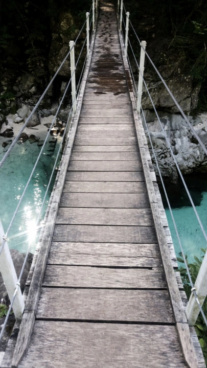 Brücke über die Soca im Soca-Tal in Slowenien.
