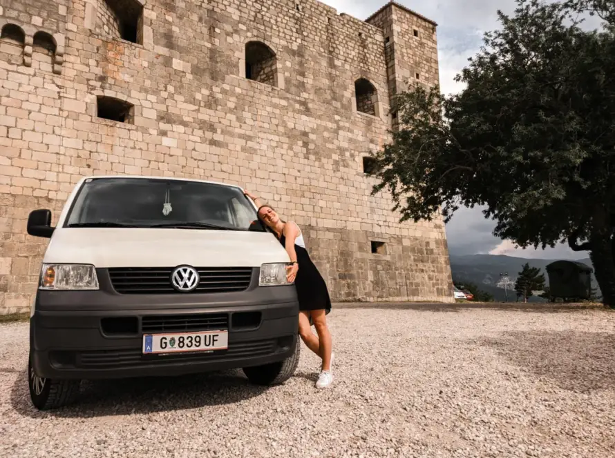 Laura von einfach-herumgurken mit ihrem alten VW T5 vor einer Burg in Kroatien.