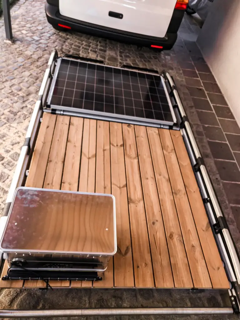 Solarpanel auf dem Dachträger für den VW T5 von einfach-herumgurken.