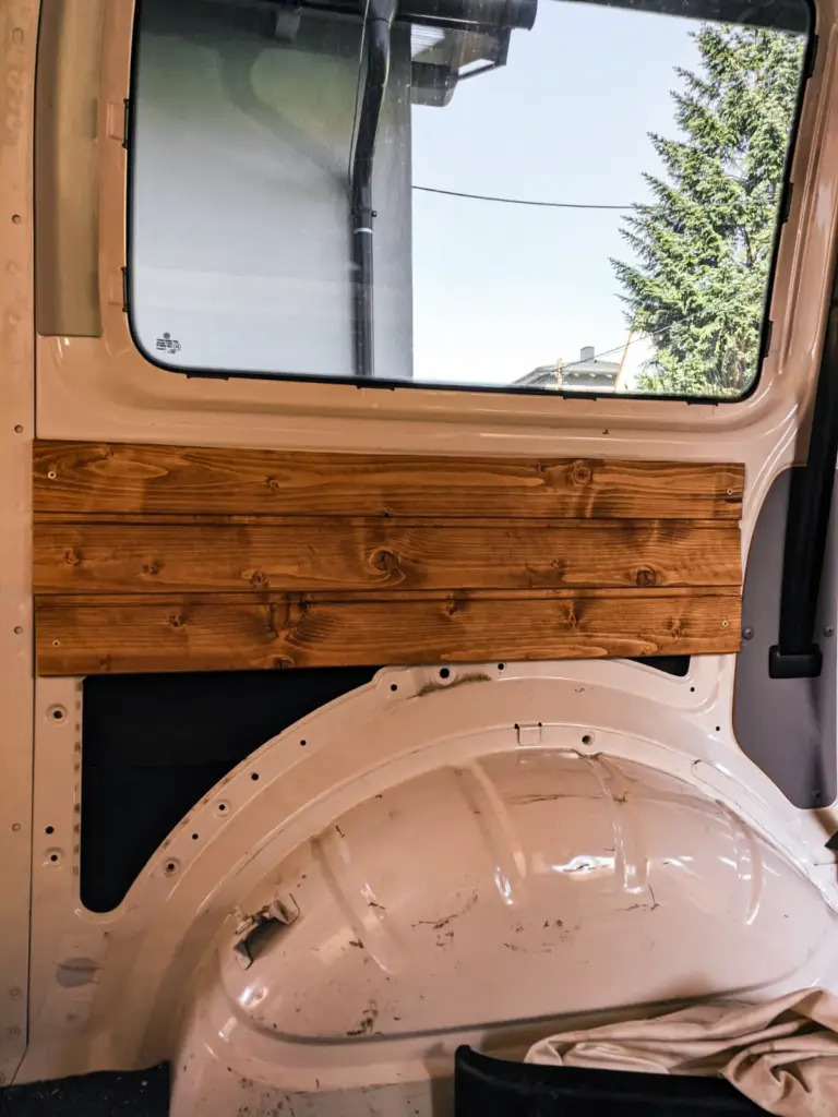 Seitenverkleidung mit Armaflex und Nut-Feder-Bretter im Van.