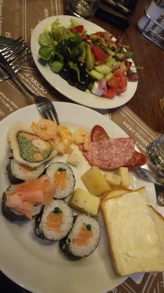 Hauptgericht im Trofea Grill in Budapest, Ungarn.
