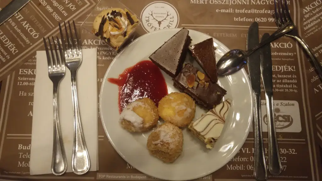 Dessertteller im Trofea Grill in Budapest, Ungarn.