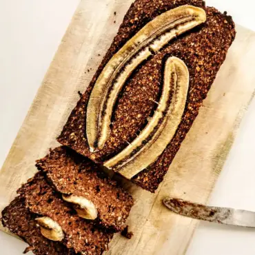 Das Bild zeigt ein angeschnittenes Bananenbrot von einfach-herumgurken. vegan, Soja- und Glutenfrei.