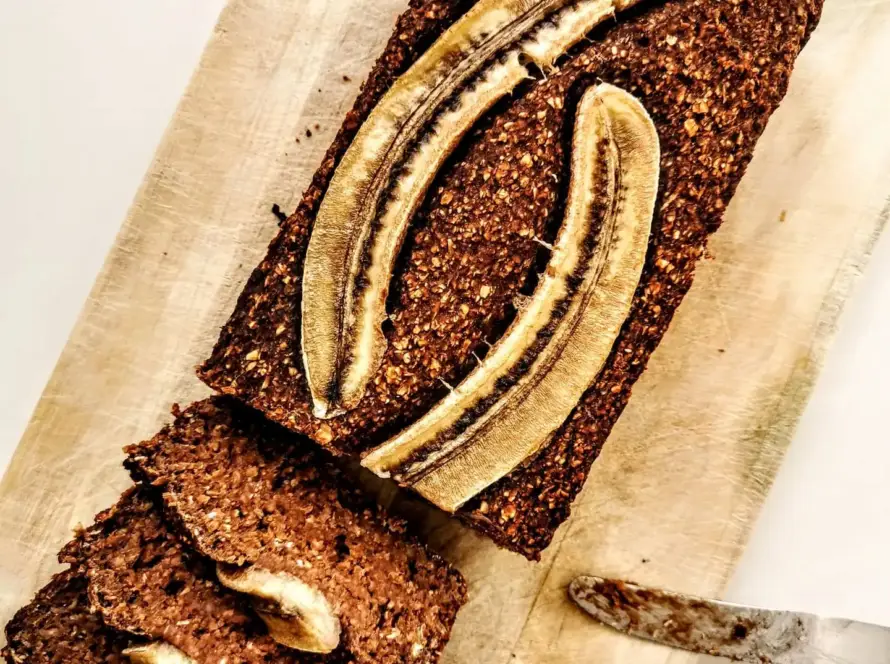 Das Bild zeigt ein angeschnittenes Bananenbrot von einfach-herumgurken. vegan, Soja- und Glutenfrei.