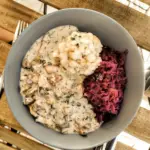 Das Bild zeigt ein Teller mit veganer Eierschwammerlsoße, Blaukraut und Semmelknödel. Ein typisch österreichisches Herbstgericht von einfach-herumgurken.