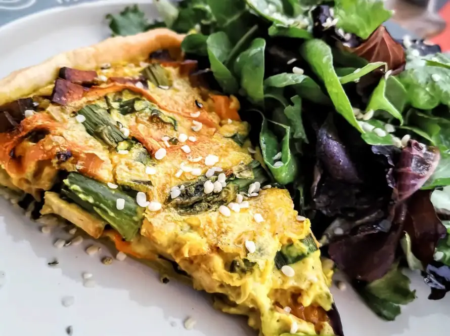 Das Bild zeigt ein Stück einer veganen Quiche mit Spargel und Räuchertofu von einfach-herumgurken.