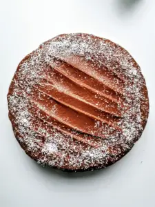 Das Bild zeigt eine Zucchinitorte mit Süßkartoffelcreme von einfach-herumgurken.