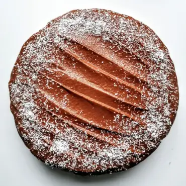 Das Bild zeigt eine Zucchinitorte mit Süßkartoffelcreme von einfach-herumgurken.