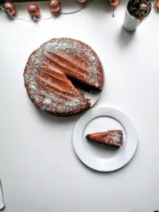 Das Bild zeigt eine Zucchinitorte mit Süßkartoffelcreme von einfach-herumgurken.