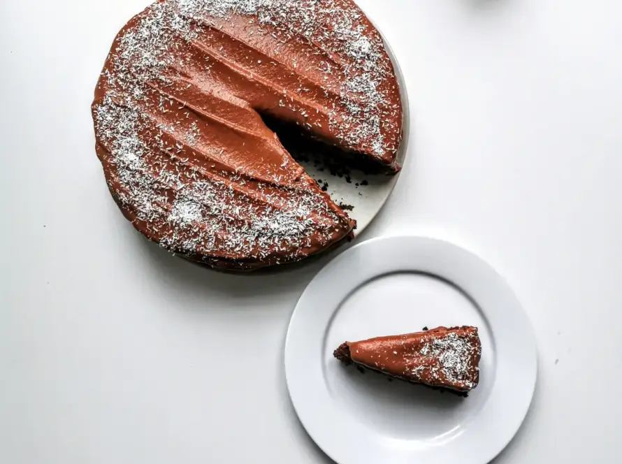 Das Bild zeigt eine Zucchinitorte mit Süßkartoffelcreme von einfach-herumgurken.