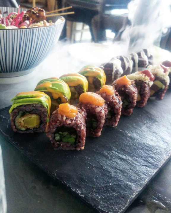 Das Bild zeigt Veganer Sushi in einem Lokal Secret Garden vegan Sushi in Berlin.