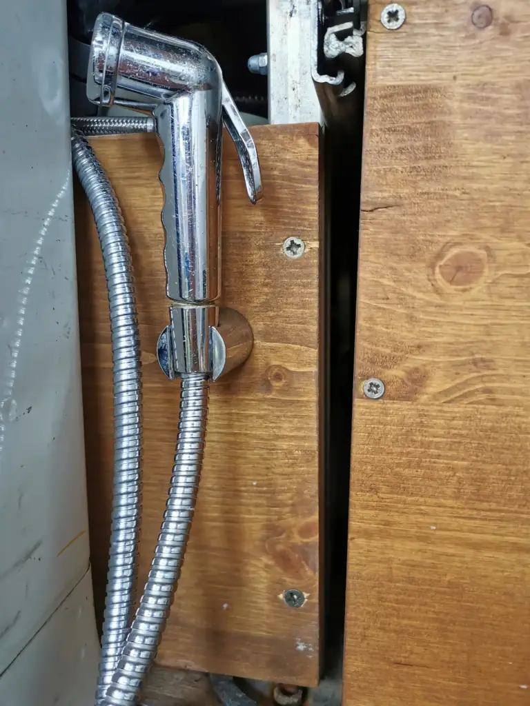 Duschvorrichtung im Van.