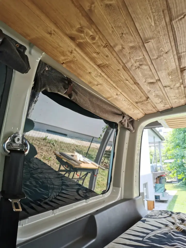 Deckenverkleidung und Rollo in unserem selbstausgebauten Van.