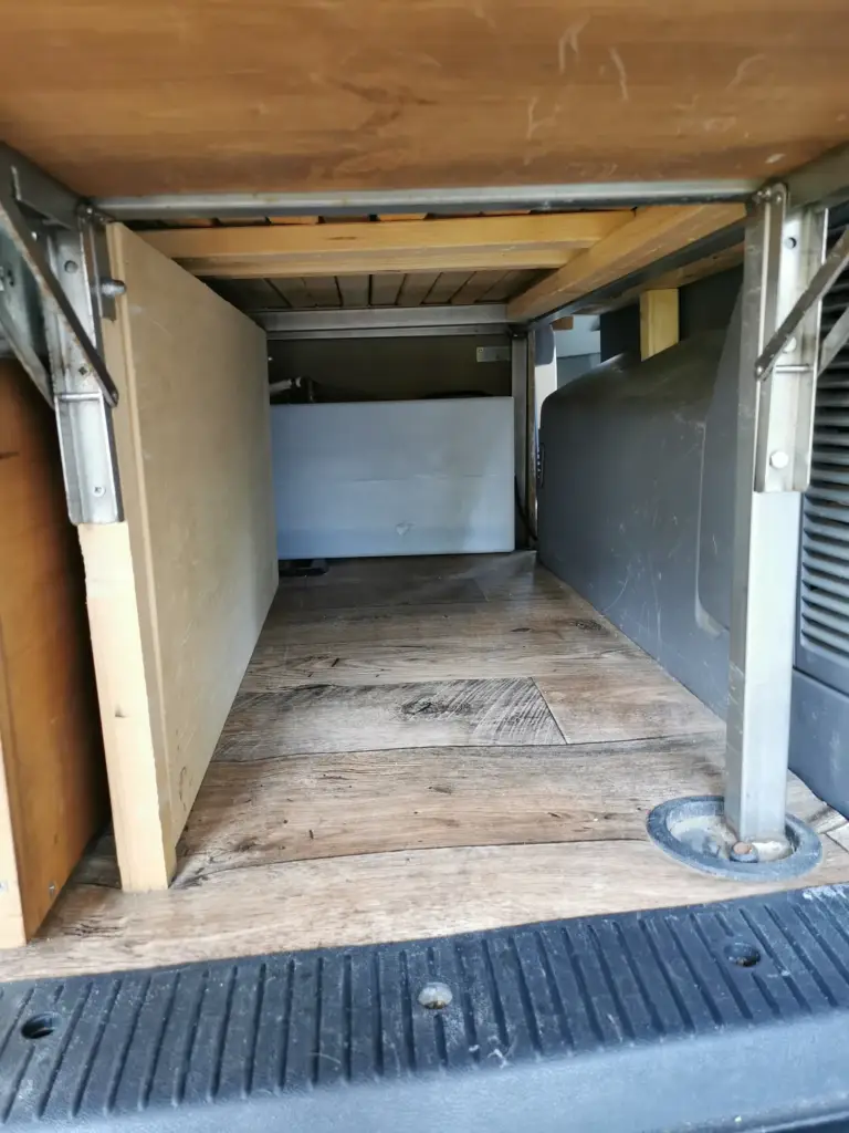 Stauraum unter dem Bett im ausgebauten Van.